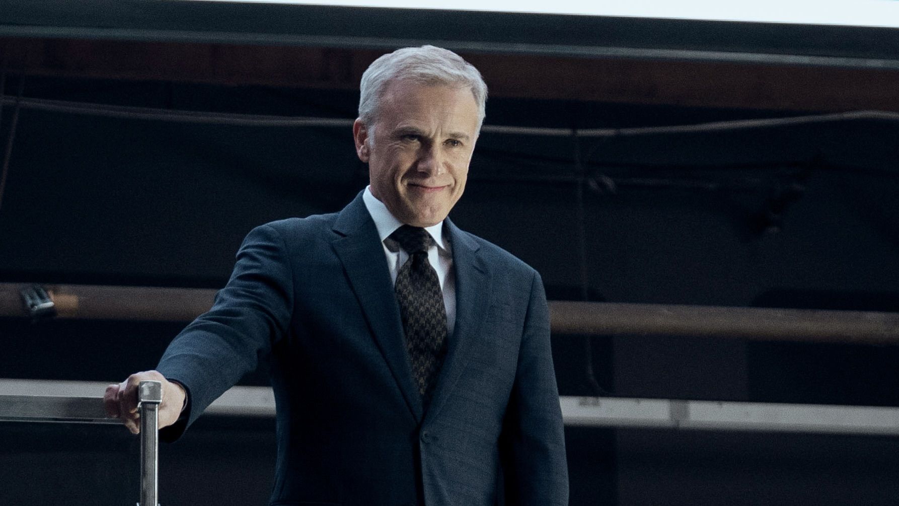 Así es 'El consultor', la serie de Amazon con Christoph Waltz como jefe de pesadilla