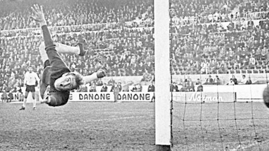 Der Torhüter von Constància Inca, Nicolau, kann einem Ball von Real Mallorca nur noch hinterherschauen. Szene aus einer Partie in der Dritten Liga im Jahr 1980. Man beachte das gut besuchte Stadion.