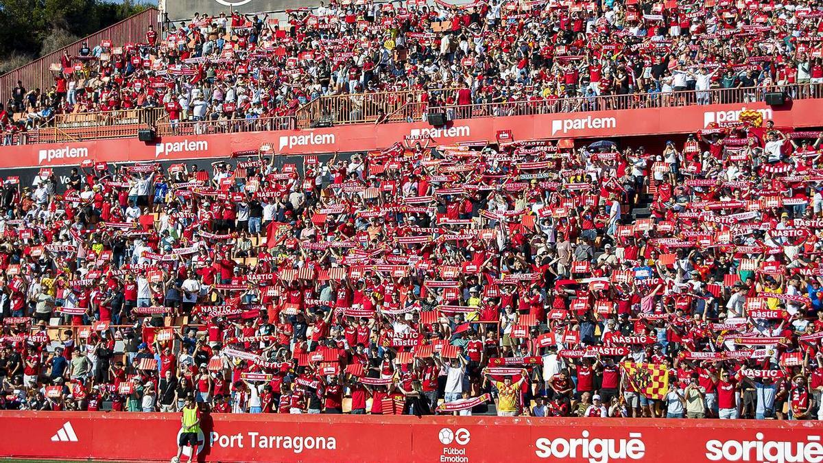 Afición del Nàstic de Tarragona en el Nou Estadi.