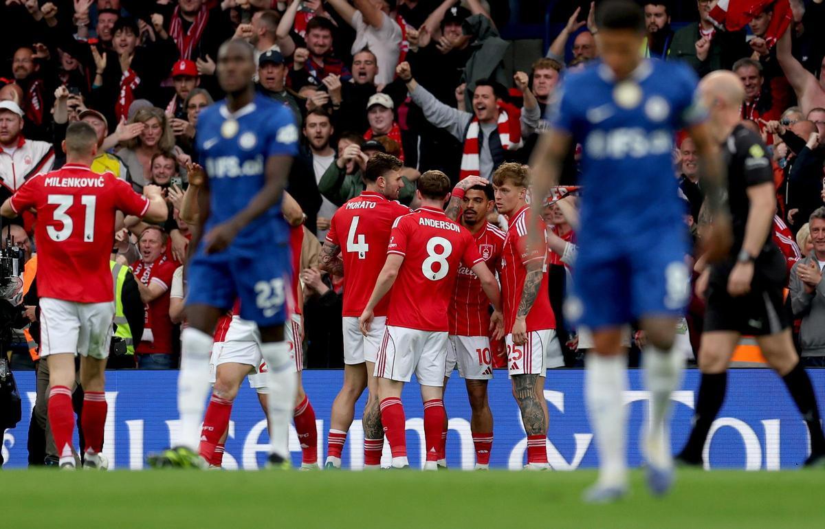 Los jugadores del Nottingham Forest celebran su tercer gol durante el partido de la Premier League entre el Chelsea FC y el Nottingham Forest