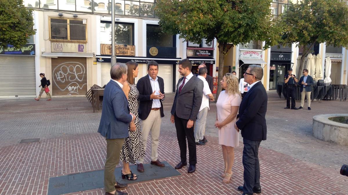 Carlos Mazón, con el alcalde Prieto y otras personas, hoy en la plaza del Rei Jaume I de Gandia.