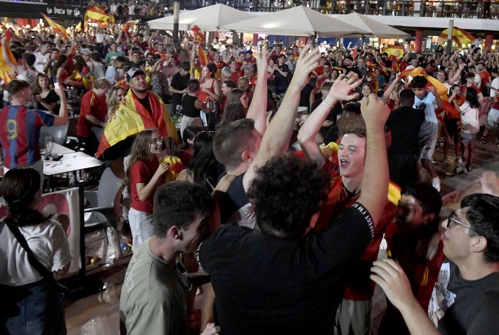 Cientos de murcianos abarrotan el Zig Zag para ver la final de España
