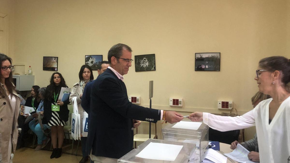 Eduardo Gutiérrez durante la votación.