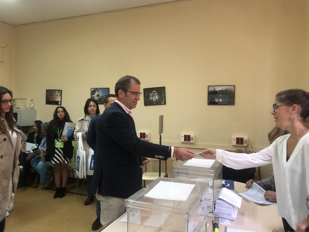 Eduardo Gutiérrez durante la votación.