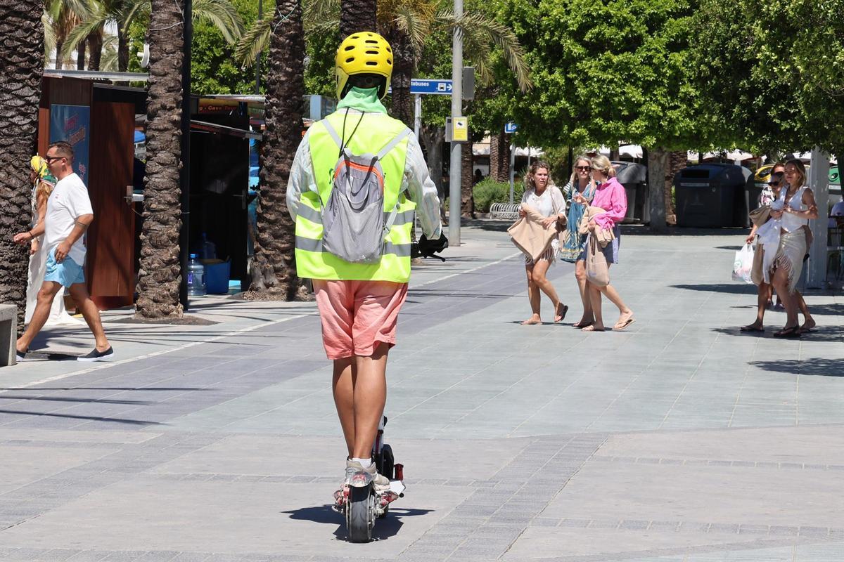 Galería: campaña de concienciación y control sobre la circulación de patinetes eléctricos en Sant Antoni