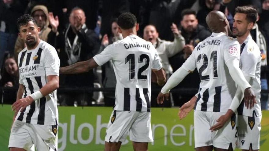 Los jugadores del Castellón celebran el gol ante el San Fernando.