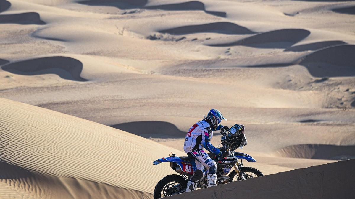 Sara García encara una duna en el Dakar 2021