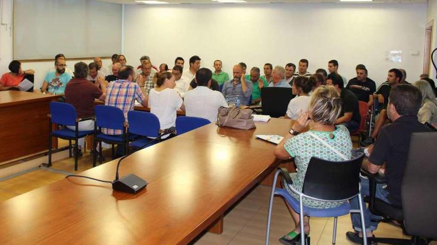 Reunión mantenida en el día de ayer entre decenas de empresarios y miembros del gobierno local. // FdV