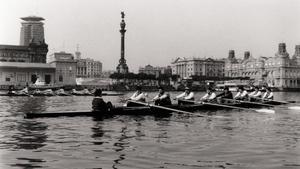 Unos jóvenes remando en Barcelona en 1980.