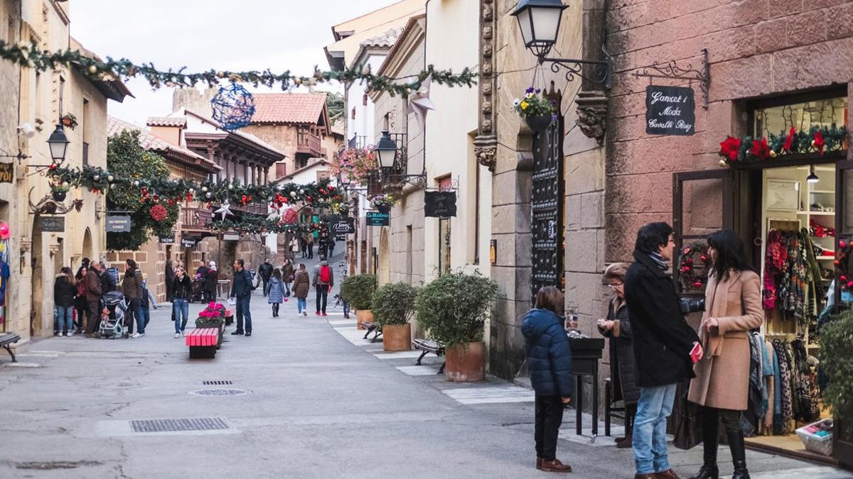 Las calles del Poble Espanyol tienen decoración navideña.