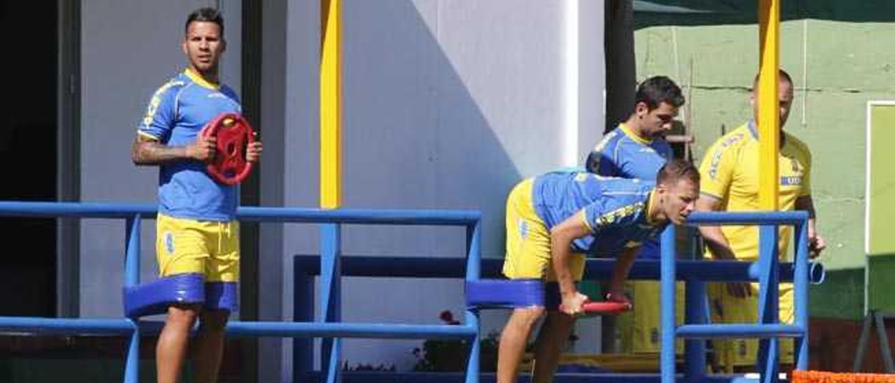 Jonathan Viera y Dani Castellano hacen ejercicios de recuperación.