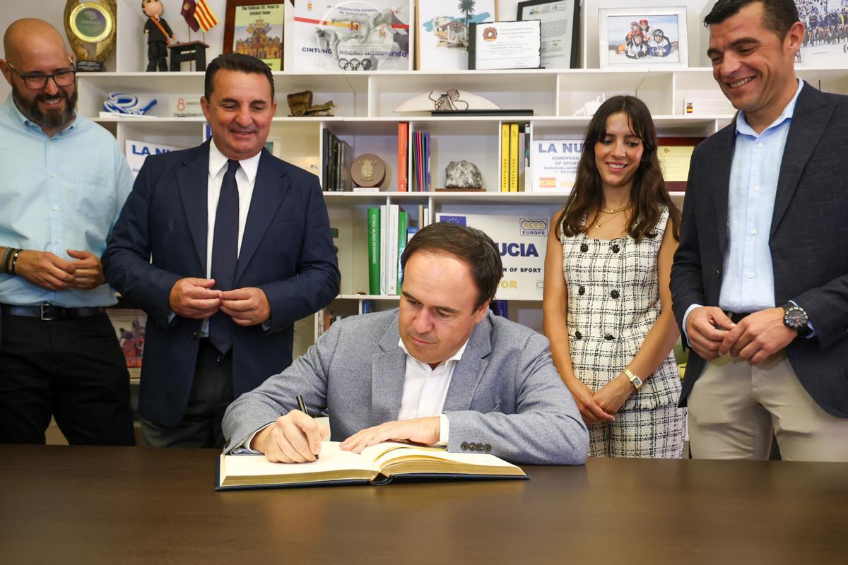 Pérez Llorca con el alcalde en su visita a La Nucia
