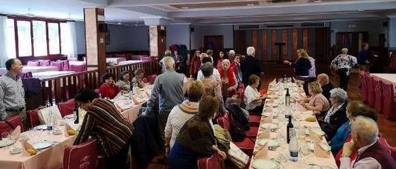 Los comensales, en la fiesta del décimo cumpleaños, en el hotel Piedra de Perlora.