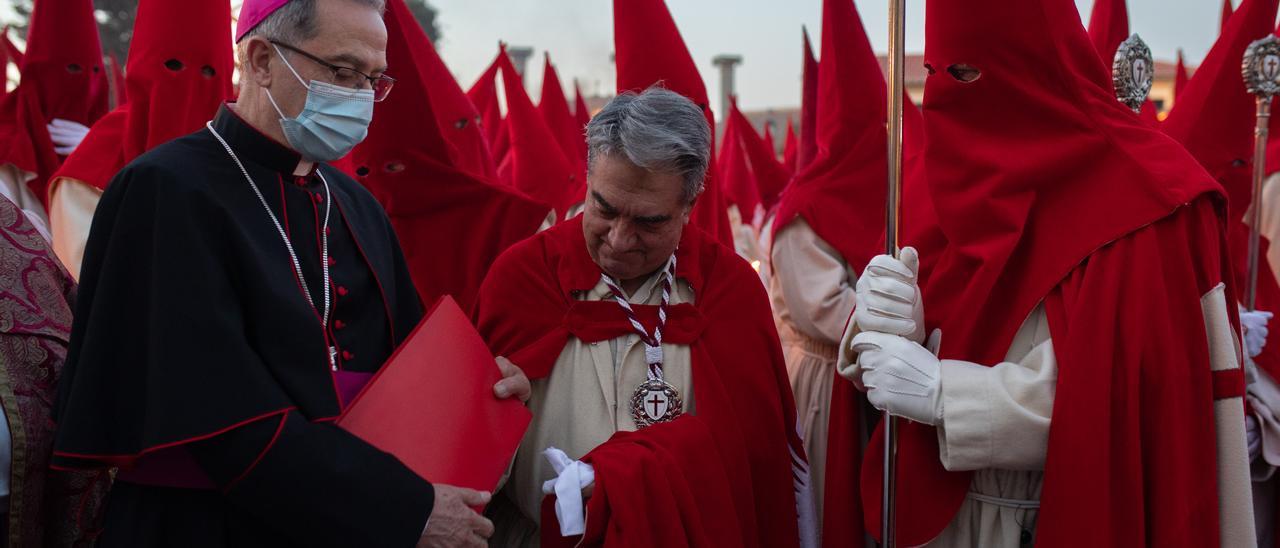 Antón ofrece el juramento de Silencio, junto al obispo.