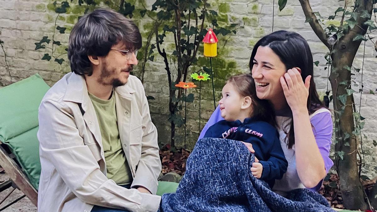 Laia Velasco con sus padres, Pablo y Almudena.