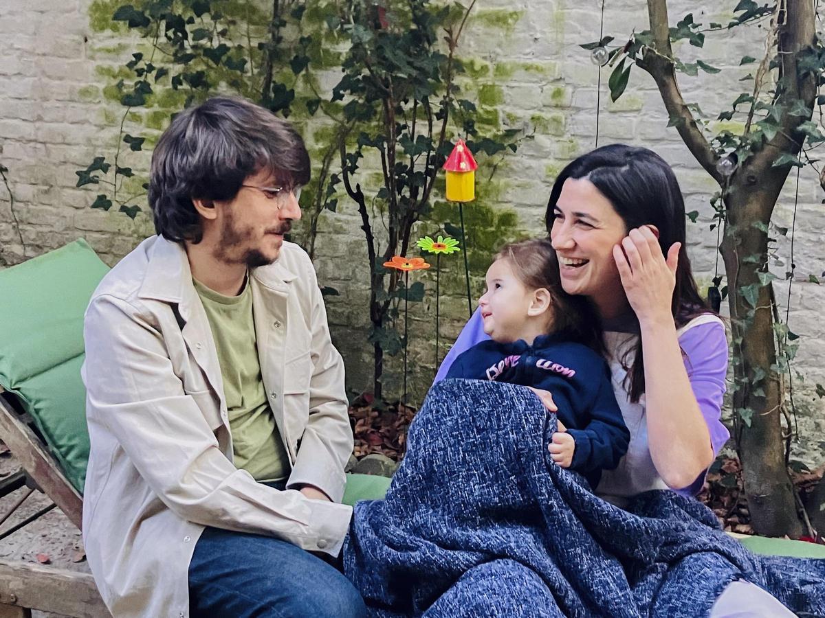Laia Velasco con sus padres, Pablo y Almudena.
