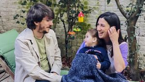 Laia Velasco con sus padres, Pablo y Almudena.