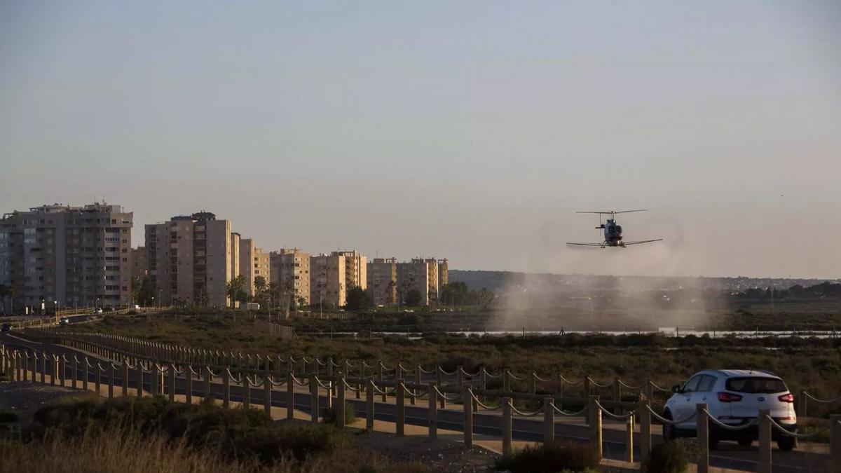 Los medios que se emplean para la desinsectación son drones o helicópteros para actuar en aquellas zonas de difícil acceso como humedales.
