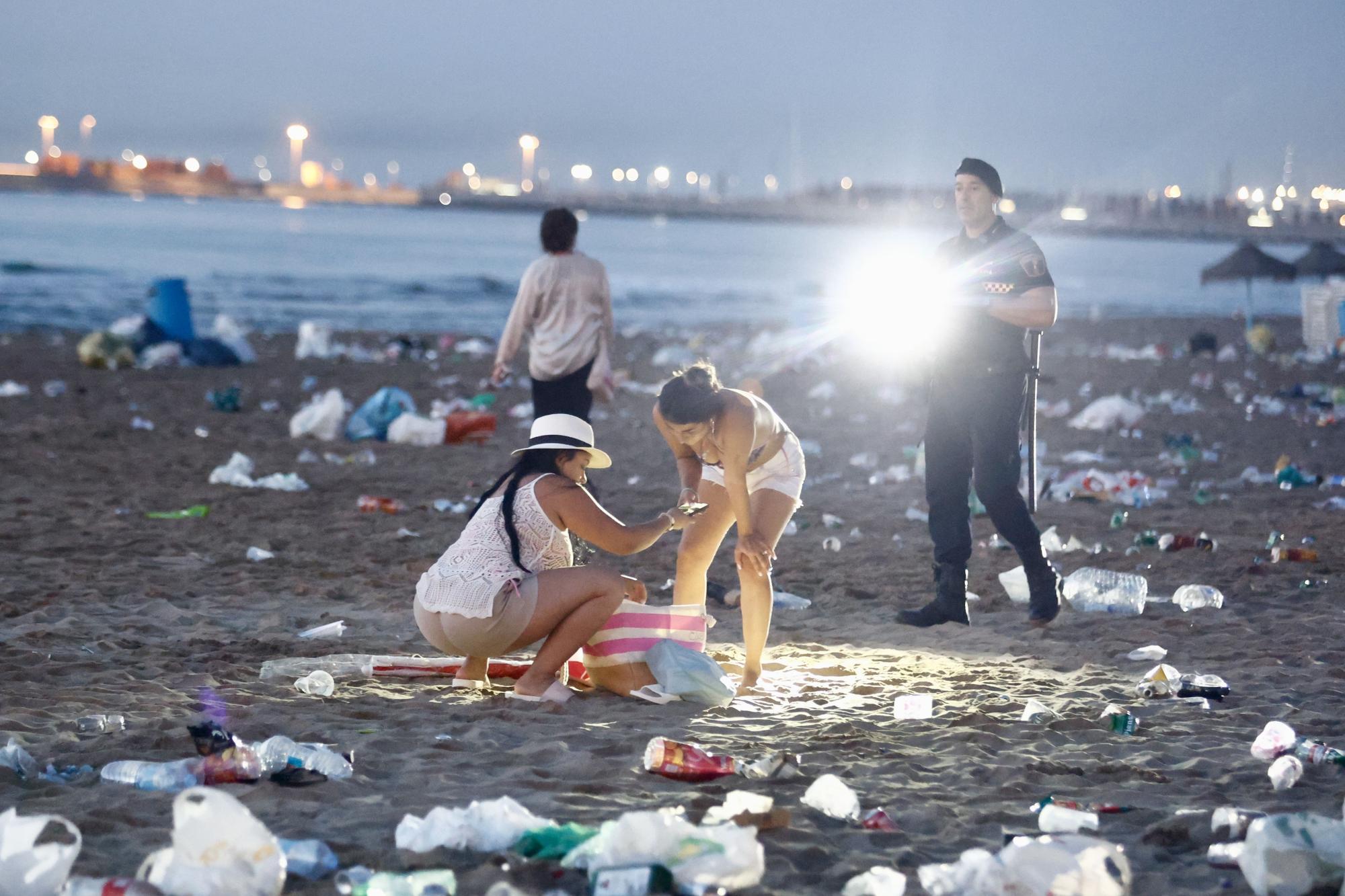 Así fue el desalojo y la limpieza tras la noche de San Juan