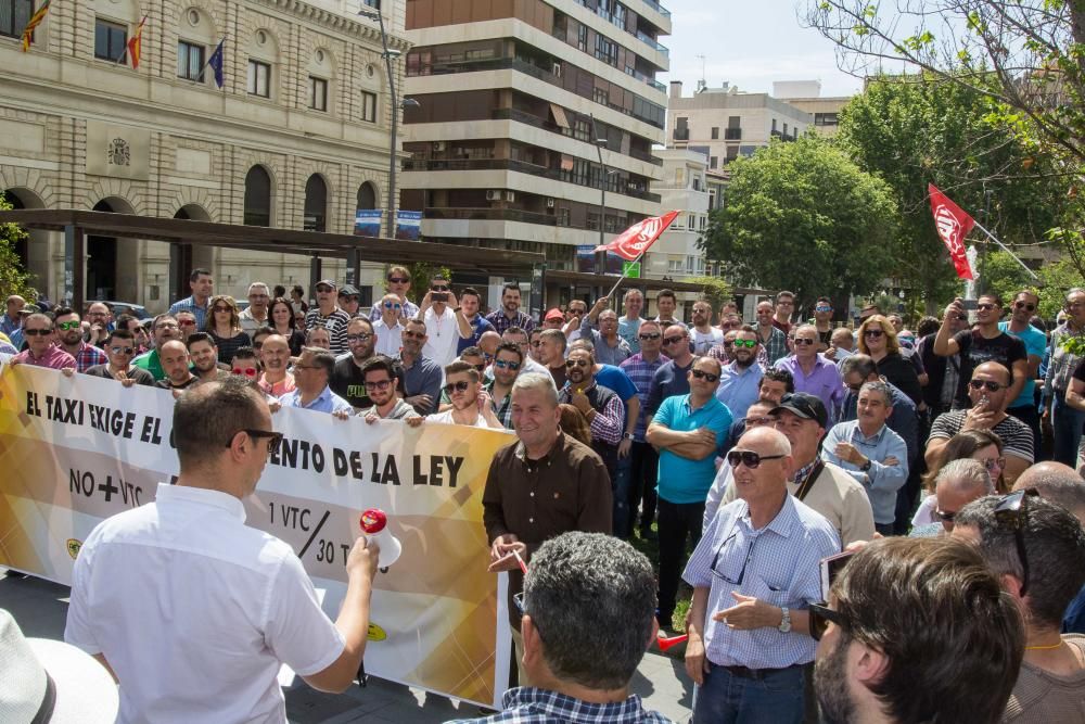 Atascos en Alicante por la huelga de taxis