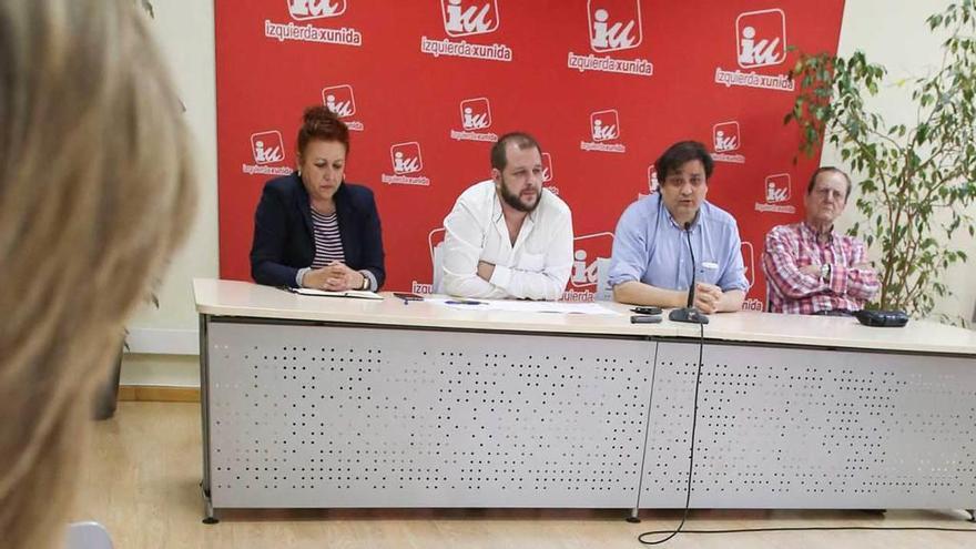 Gabriela Álvarez, Javier Alonso, Alejandro Suárez y Carlos González, ayer, en la sede regional de IU.