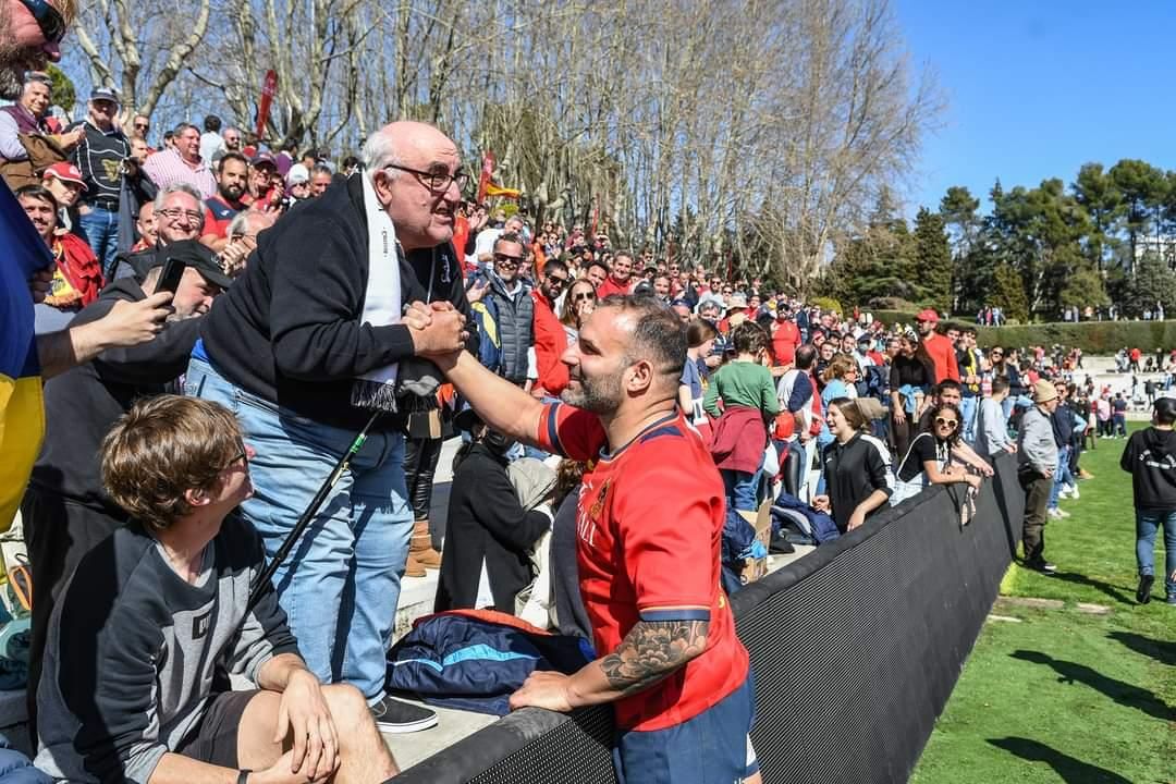 Fernando, capitán de la selección española de rugby, saluda a Pinino.