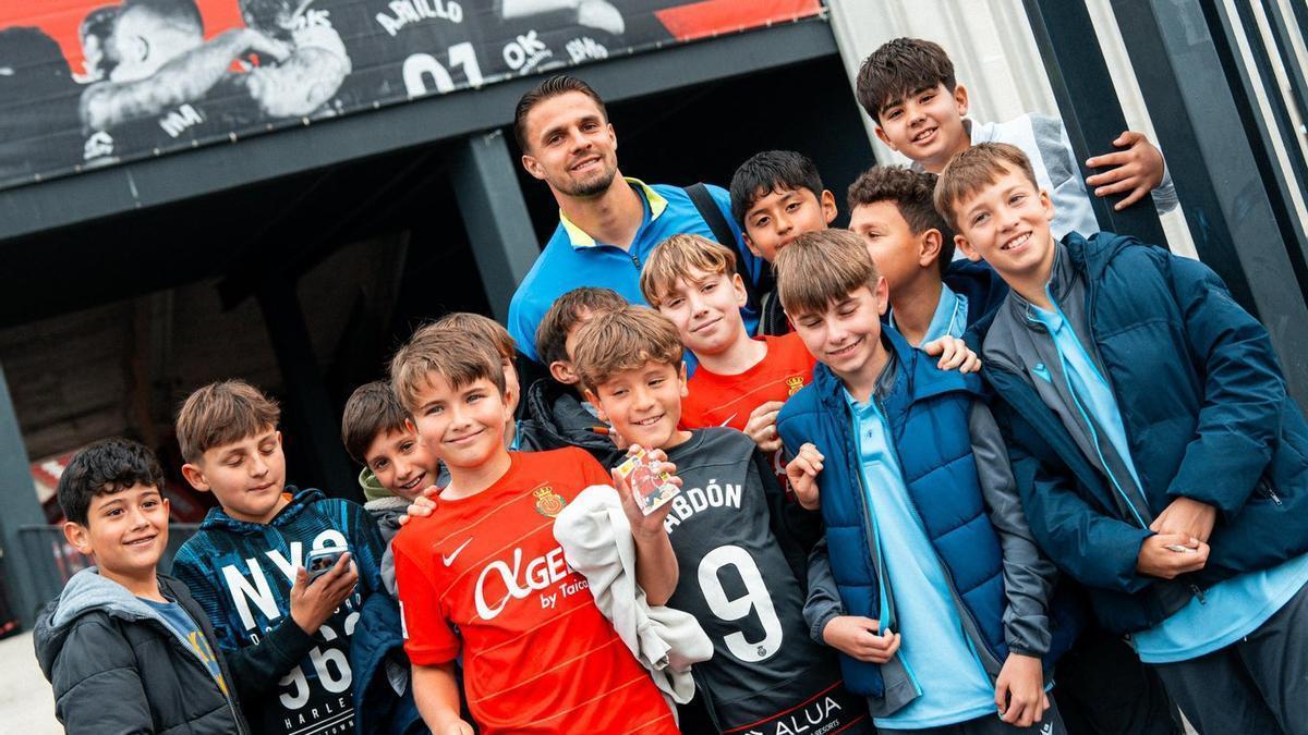 Valjent posa junto a un grupo de pequeños seguidores antes de partir rumbo al aeropuerto de Son Sant Joan.