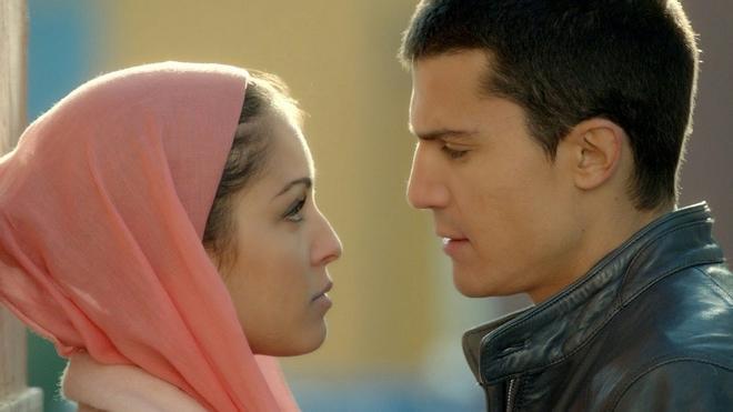 Hiba Abouk y Álex González en 'El Príncipe'