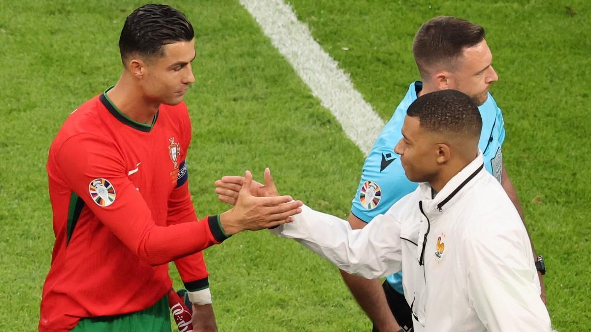 Cristiano y Mbappé se saludan antes del inicio del Portugal-Francia
