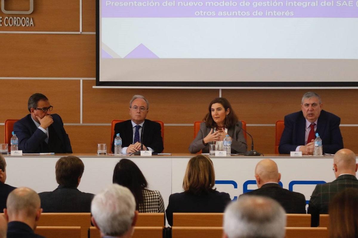 La consejera de Empleo, Empresa y Trabajo Autónomo, Rocío Blanco, durante la junta directiva de la Confederación de Empresarios de Córdoba (CECO), en la que ha participado.