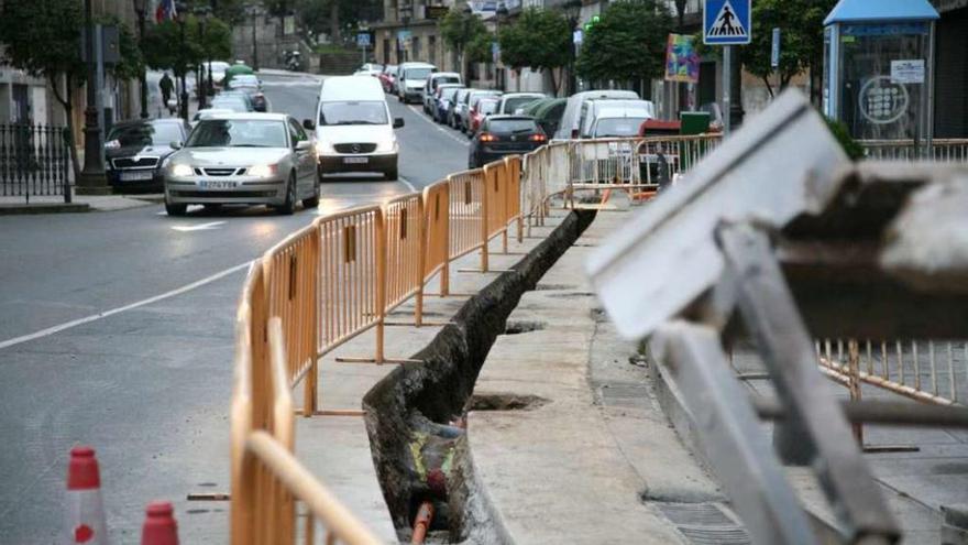 La apertura de canalizaciones en calles continuará al menos una semana más. // Bernabé/Luismy