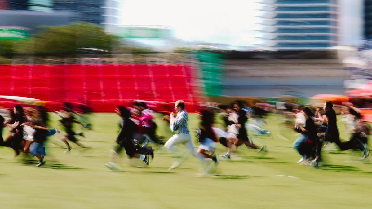 Fans a la carrera por las primeras filas en el concierto de Lana del Rey en el Primavera Sound Barcelona 2024.