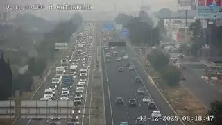 Un accidente en la pista de Silla corta un carril y produce ocho kilómetros de retenciones en la entrada a València