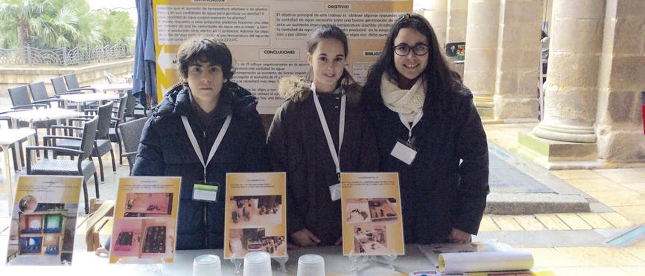 Los tres alumnos del Alborada premiados y su participación en la feria de la ciencia bilbaína.