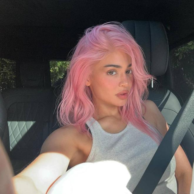 Kylie Jenner con pelo rosa