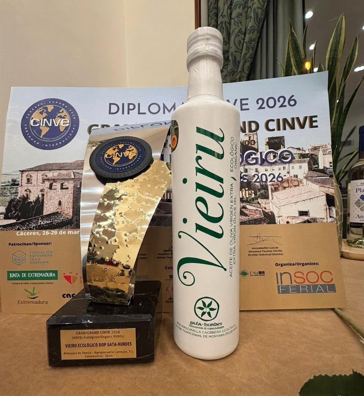Botella de Vieiru Ecológico DOP Gata-Hurdes 2026 junto al trofeo.