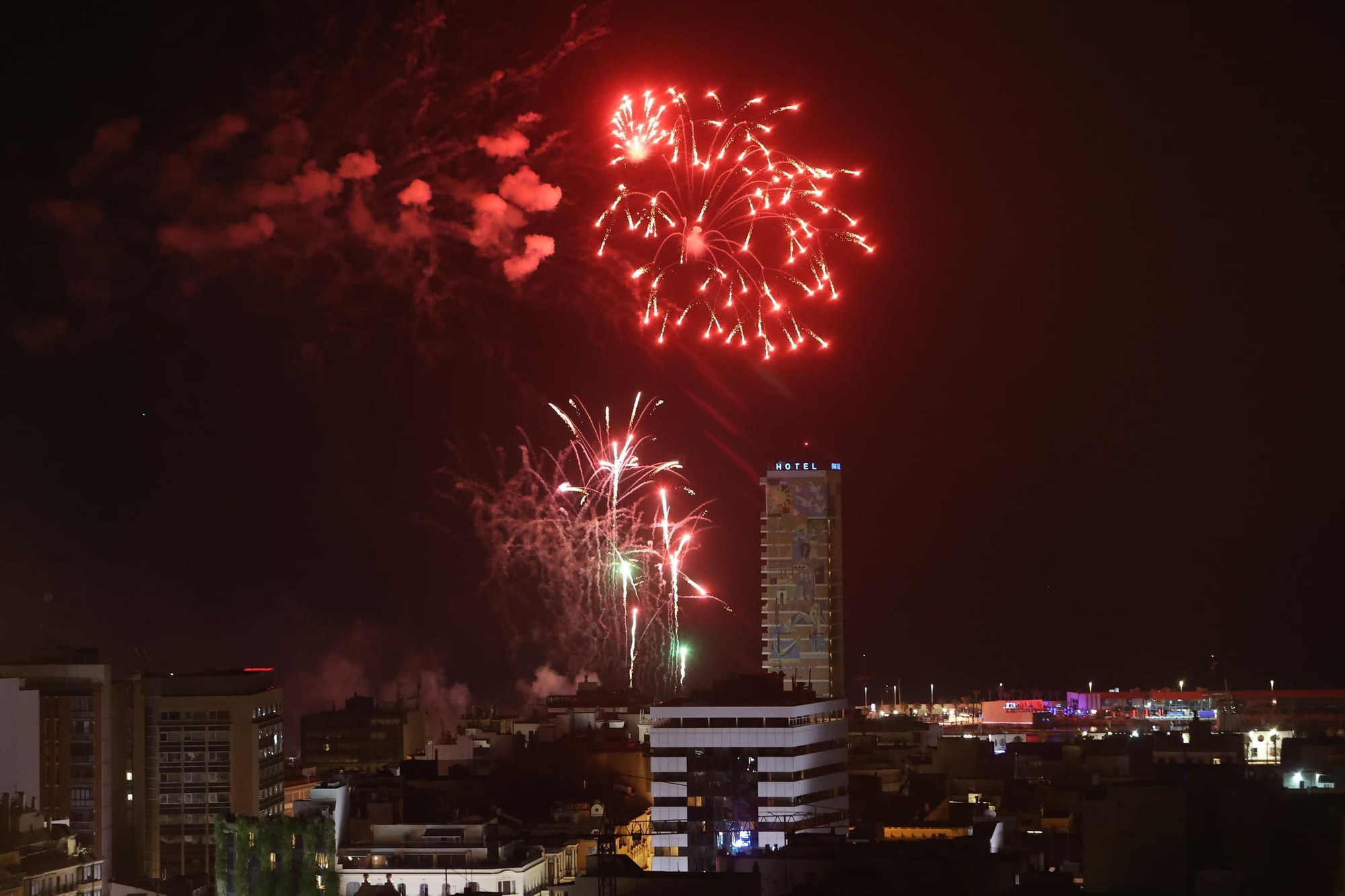 Así ha sido el espectáculo de la pirotecnia Gironina desde el Castillo de San Fernando en Alicante