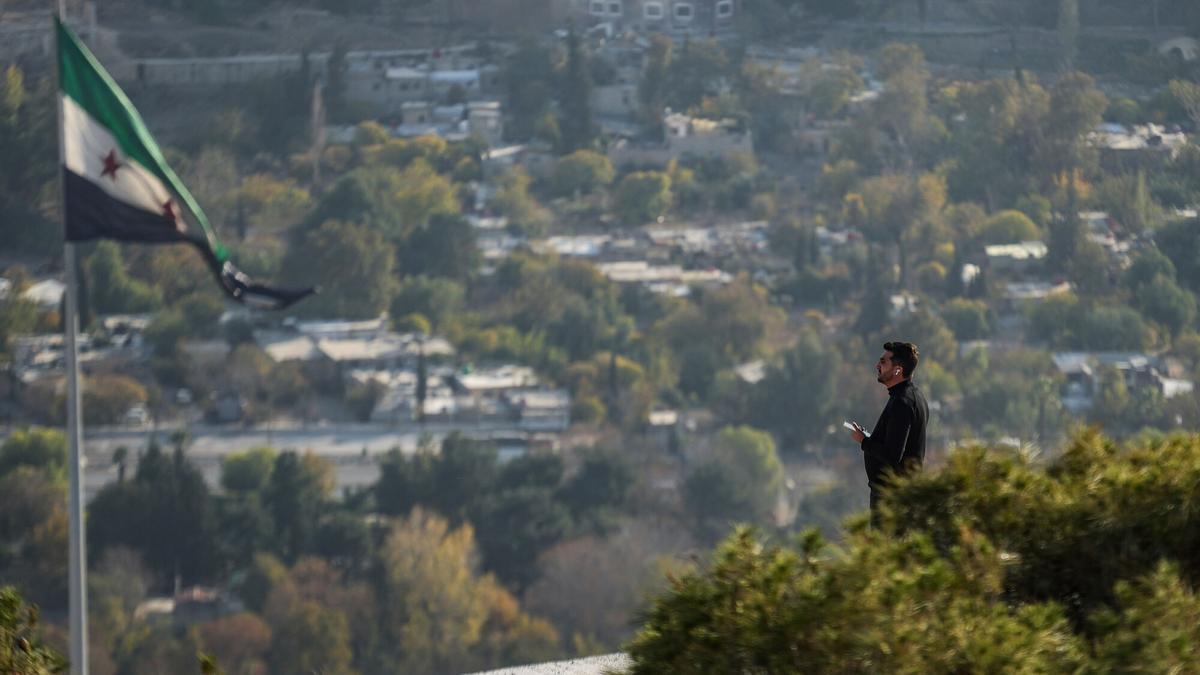 Siria lucha por reconstruirse entre el temor a un reinicio de la violencia un año después de la caída de Asad