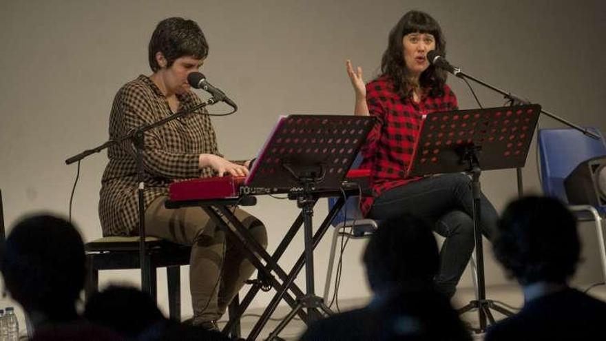 Carla López y Silvia Penide combinan la poesía y la música en un recital