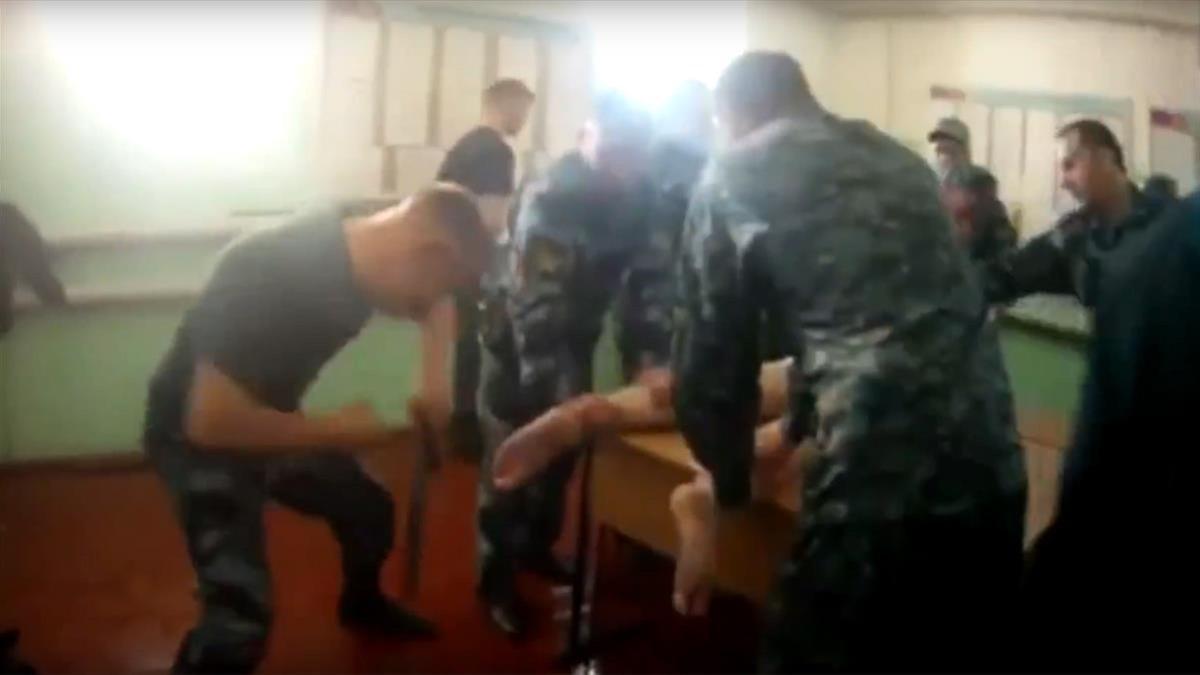 Un vídeo de torturas en prisión conmociona a Rusia