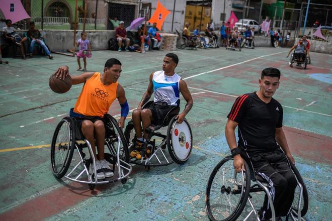 Personas en silla de ruedas juegan baloncesto en el barrio pobre de Artigas, en Caracas, Venezuela.