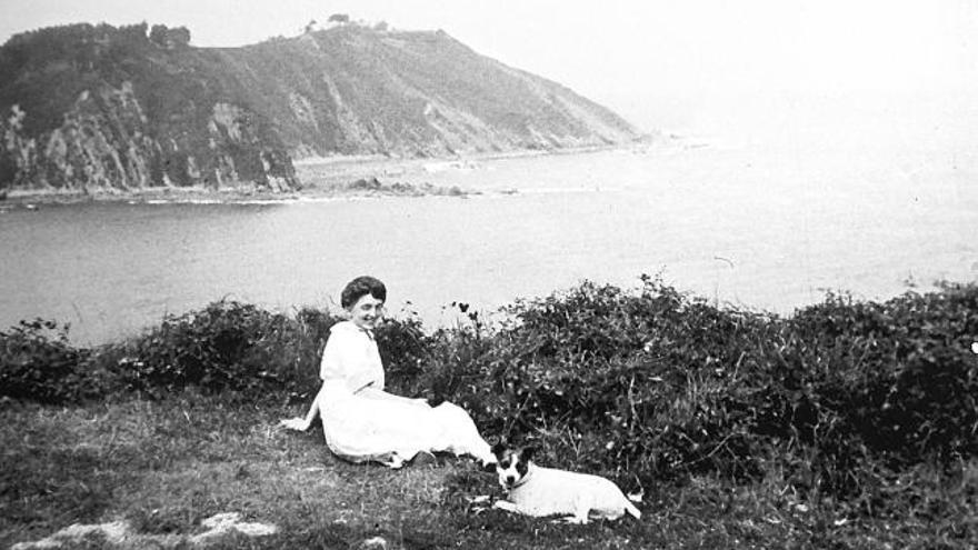 Emmy Klimsch, la autora de las fotografías, posa junto a su perro frente a la costa riosellana en el verano de 1920.