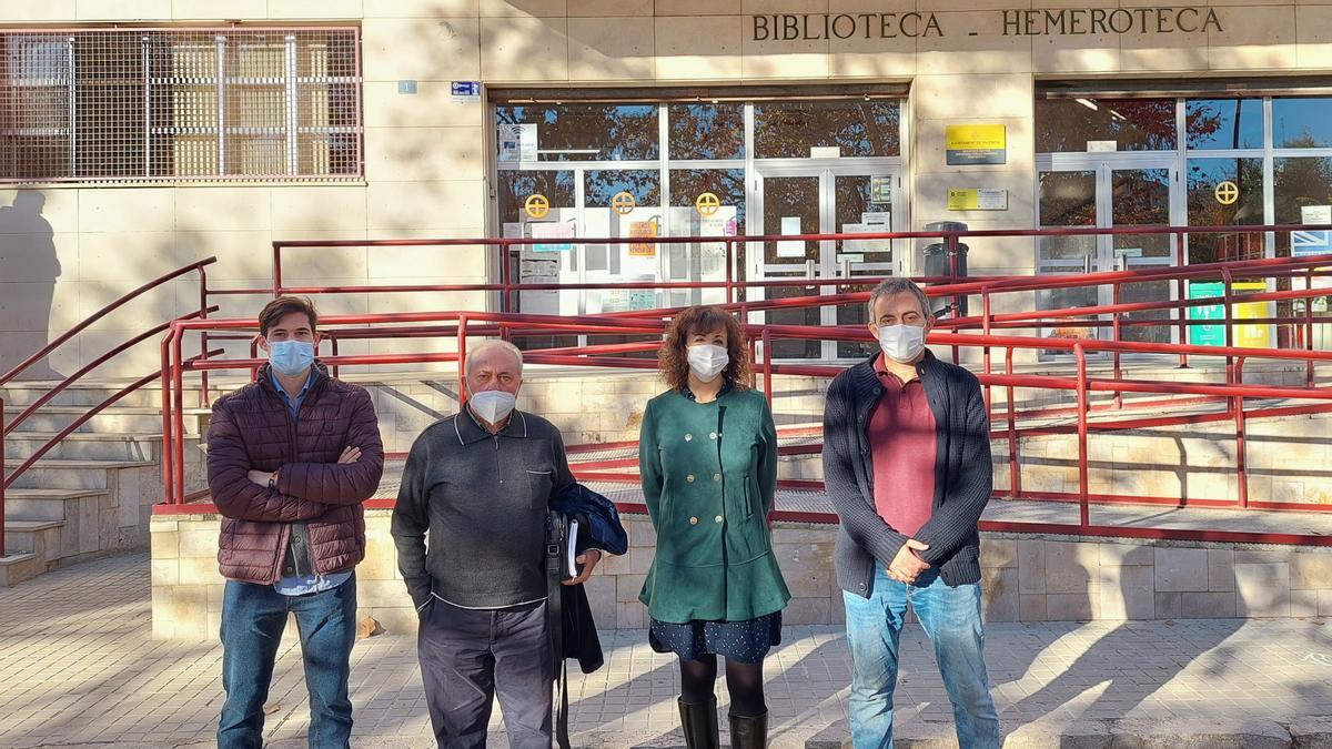 Los concejales Maite Ibáñez y Borja Sanjuán con los vecinos de Tres Forques.