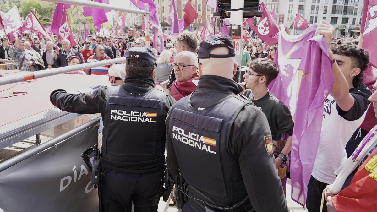 GALERÍA: Así han sido las protestas en León que han obligado a suspender los actos por el Día de la Comunidad