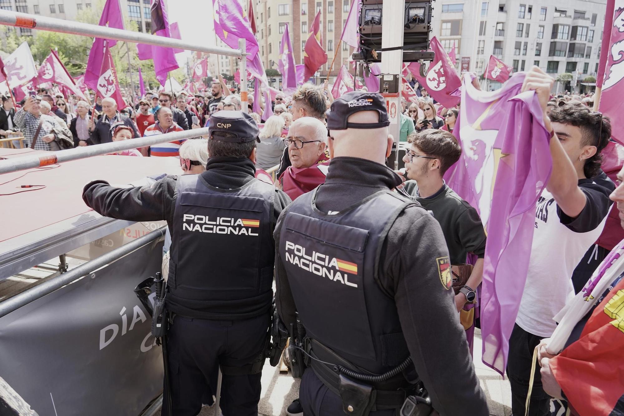 GALERÍA: Así han sido las protestas en León que han obligado a suspender los actos por el Día de la Comunidad