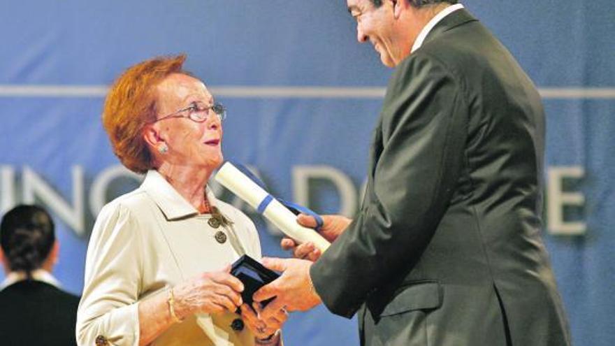 Blanca Álvarez Pinedo, recibiendo la medalla de plata de Asturias del presidente Álvarez-Cascos el pasado septiembre.