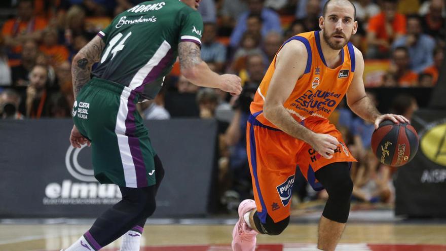 Josh Adams defiende a Quino Colom en el partido jugado el pasado domingo en La Fonteta.