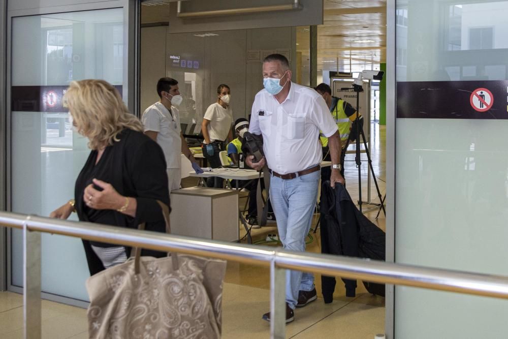 Arriben els primers turistes de l''estiu a l''aeroport de Girona