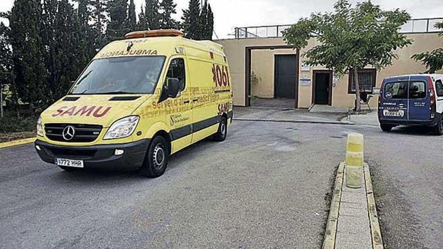 Una ambulancia y coches de la Guardia Civil, el día en que murió el joven interno.