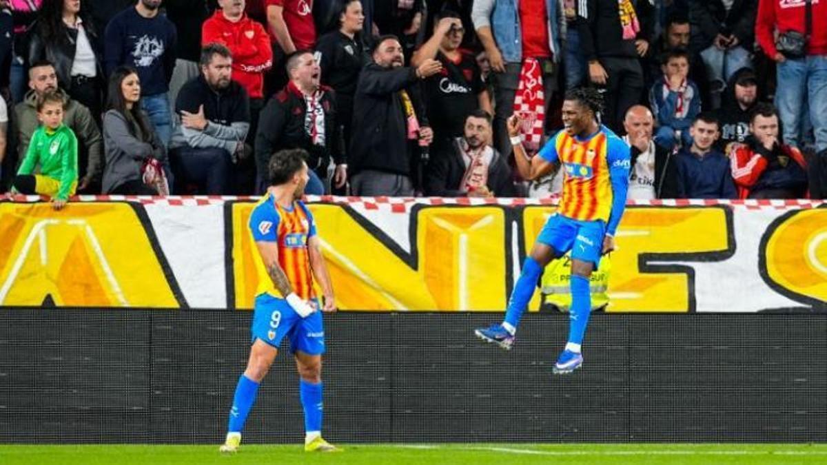 Ramazani y Hugo Duro celebran el segundo gol en el Pizjuán